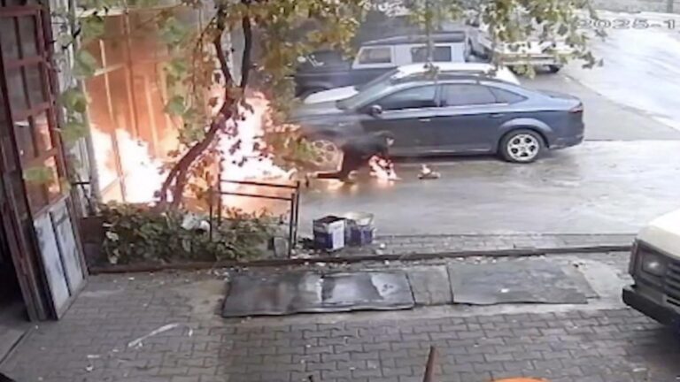 Moments effrayants dans l'atelier de réparation automobile ! Ils ont échappé de peu à l'incendie