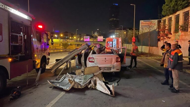 Terrible accident à Ümraniye : La voiture est restée coincée dans les barrières ! 1 personne est décédée, 1 personne a été grièvement blessée