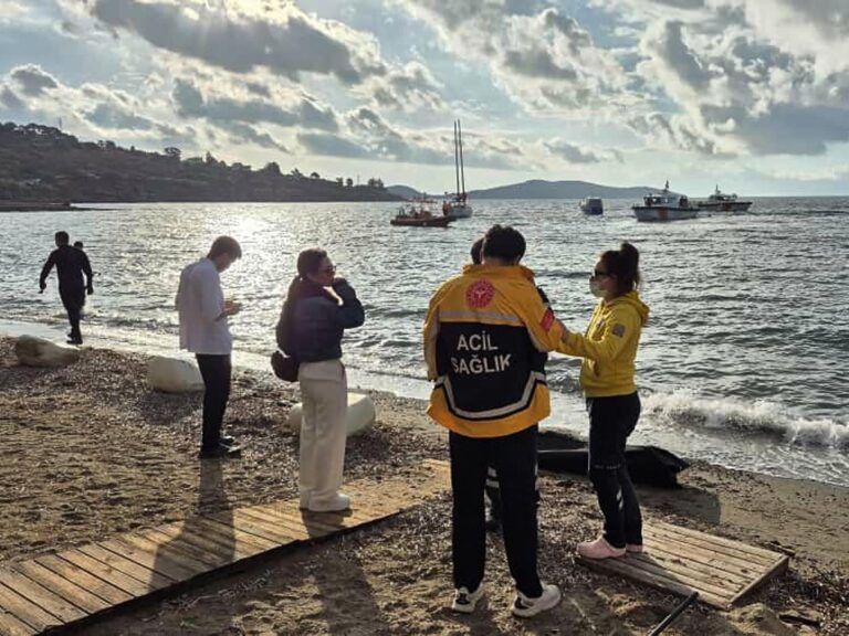 Un bateau de réfugiés coule au large de la Turquie occidentale, tuant au moins 14 personnes