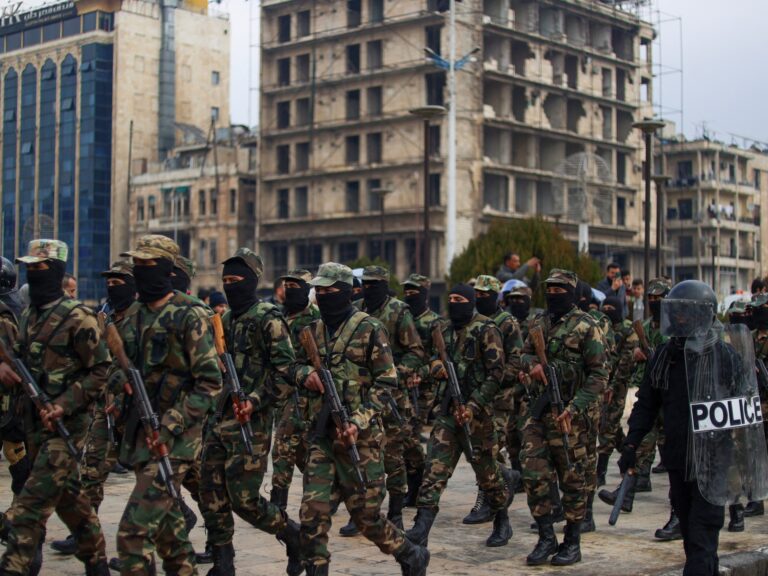 Un tué, plusieurs blessés dans l'armée syrienne, les affrontements du SDF à Alep: rapporte