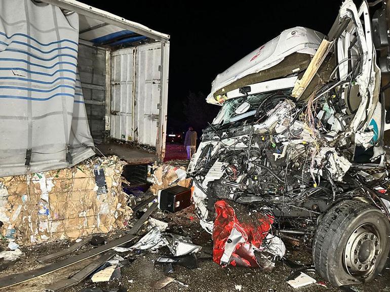 Son pneu a éclaté lors d'un dépassement, provoquant la terreur. Accident en chaîne impliquant 2 camions et 3 voitures à Edirne : 1 mort, 2 blessés