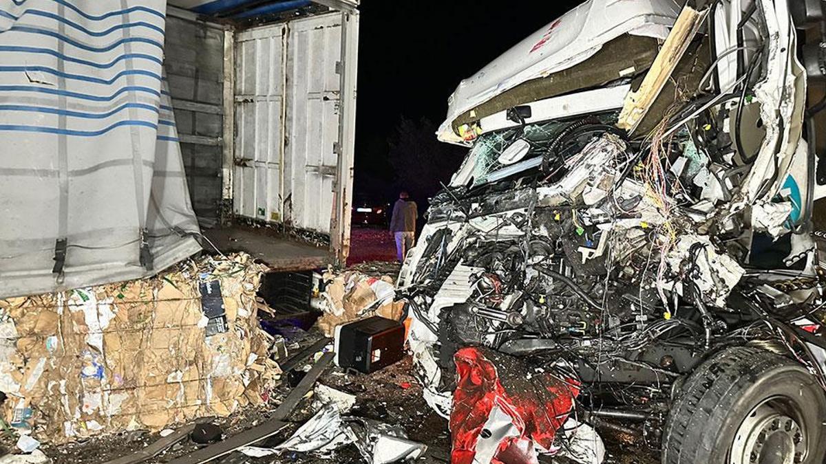 Lors d'un dépassement, son pneu a éclaté et c'était terrifiant ! Accident en chaîne impliquant 2 camions et 3 voitures à Edirne : 1 mort, 2 blessés