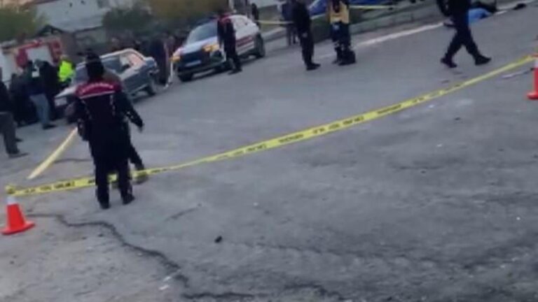 Terrible accident à Elazığ ! Un piéton écrasé par une voiture entrée en collision avec un tracteur est décédé et les conducteurs ont été blessés