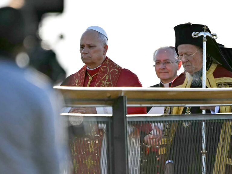 Le pape et un dirigeant orthodoxe marquent une étape importante dans la chrétienté lors d'une rencontre historique en Turquie