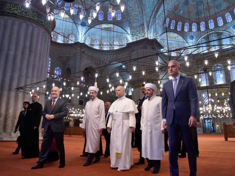 Le pape Léon visite la Mosquée Bleue à Istanbul, en Turquie