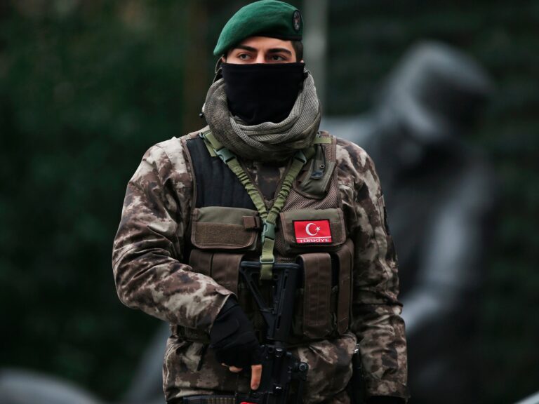 Les autorités turques arrêtent trois cadres de la défense accusés d'espionnage