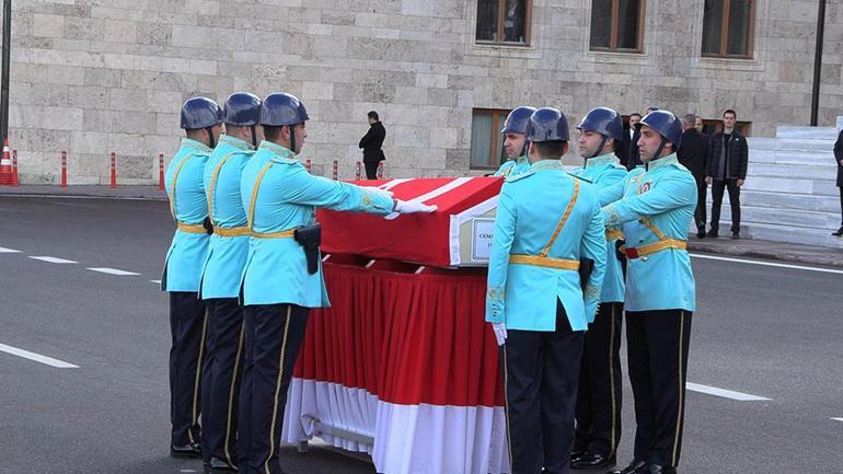 Cérémonie à la Grande Assemblée nationale turque pour l'ancien député décédé Cemal Öztürk