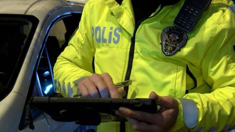 Il l'a regretté lorsqu'il a appris à qui il avait écrit une contravention ! Il a payé l'amende de sa poche