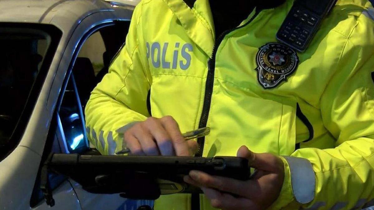 Il l'a regretté lorsqu'il a appris à qui il avait écrit une contravention ! Il a payé l'amende de sa poche