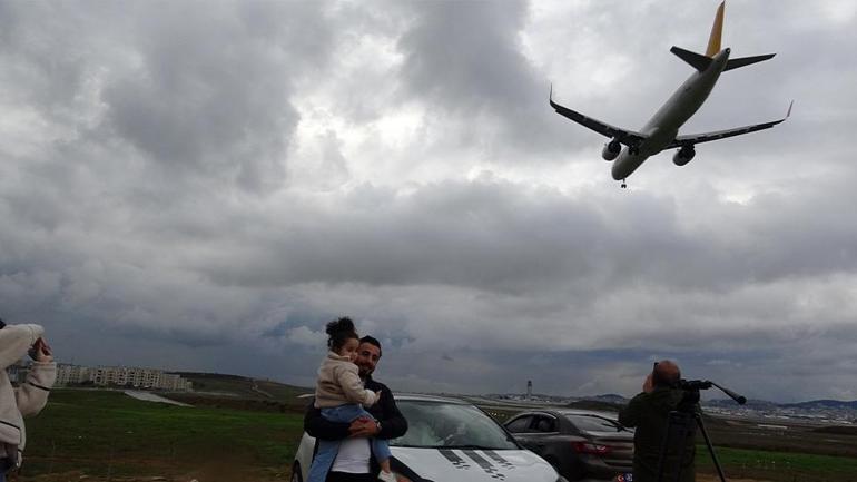 Il y a un afflux de visiteurs. La plate-forme d'observation de la piste Sabiha Gökçen suscite un grand intérêt.