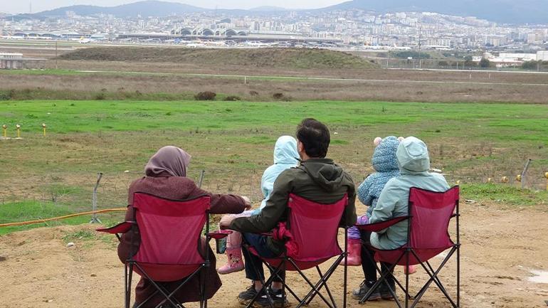 Il y a un afflux de visiteurs. La plate-forme d'observation de la piste Sabiha Gökçen suscite un grand intérêt.