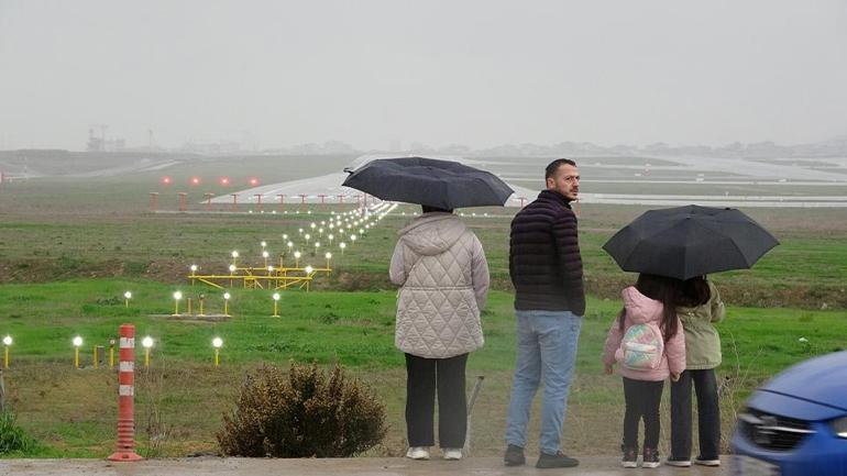 Il y a un afflux de visiteurs. La plate-forme d'observation de la piste Sabiha Gökçen suscite un grand intérêt.