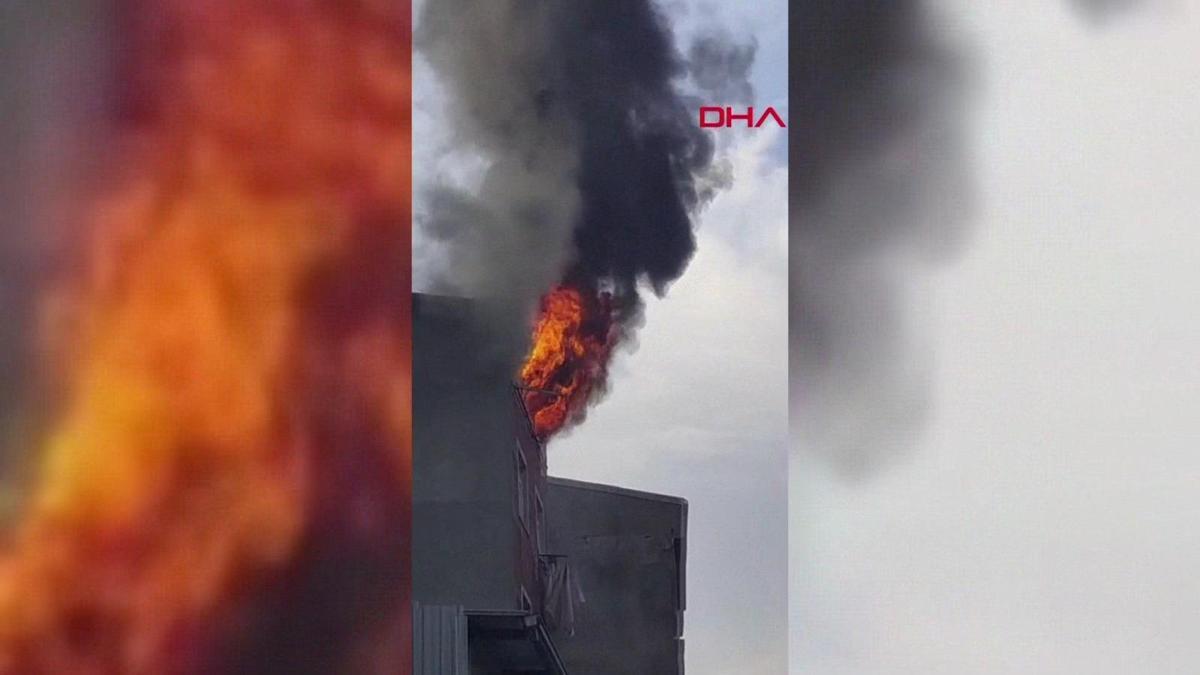 DERNIÈRES NOUVELLES... Incendie sur le toit d'un immeuble à Sultangazi ; Il y a des personnes blessées