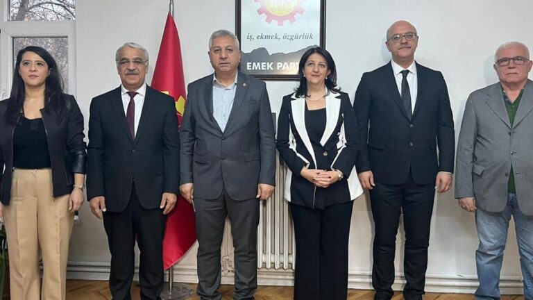 Visite d'une délégation du parti DEM au parti EMEP