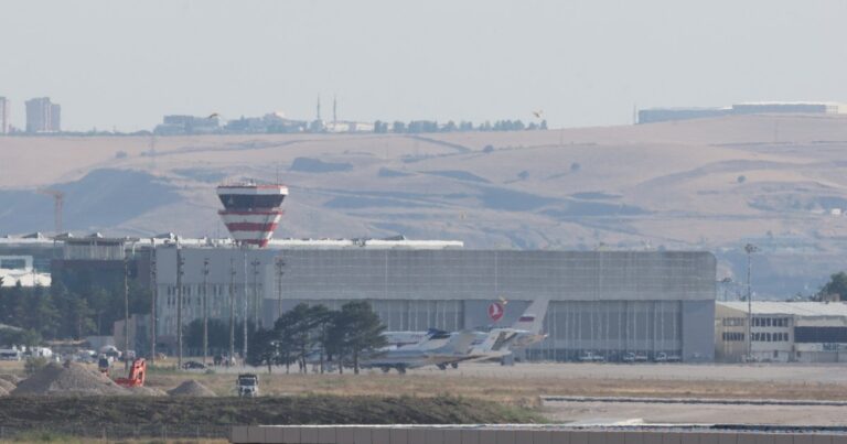 Contact perdu avec un avion transportant le chef de l'armée libyenne près d'Ankara, selon Turkiye