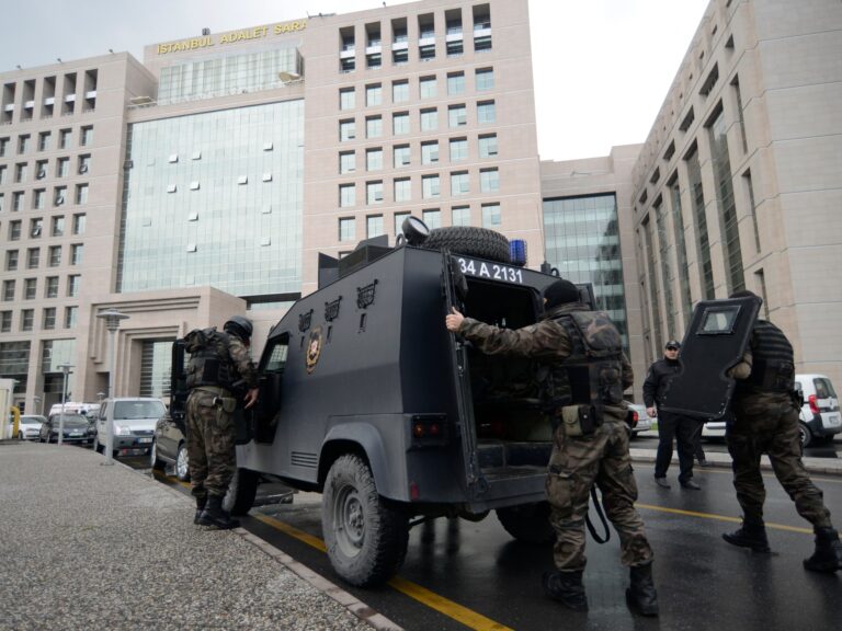 La Turquie arrête 115 suspects de l'EIIL qui, selon elle, prévoyaient des attaques pendant les vacances