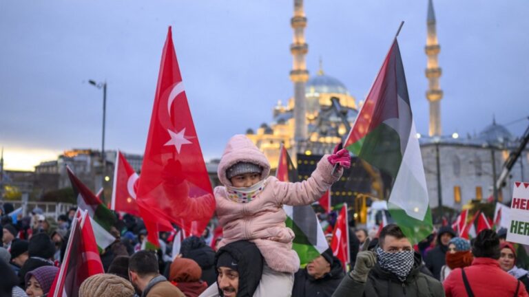 Des centaines de milliers de personnes défilent à Istanbul en solidarité avec Gaza