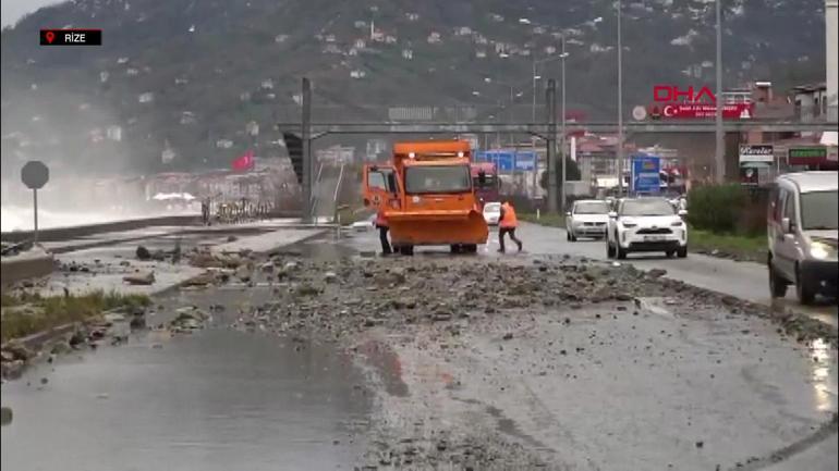 La tempête a frappé la mer Noire : des vagues géantes ont atteint les maisons et les routes