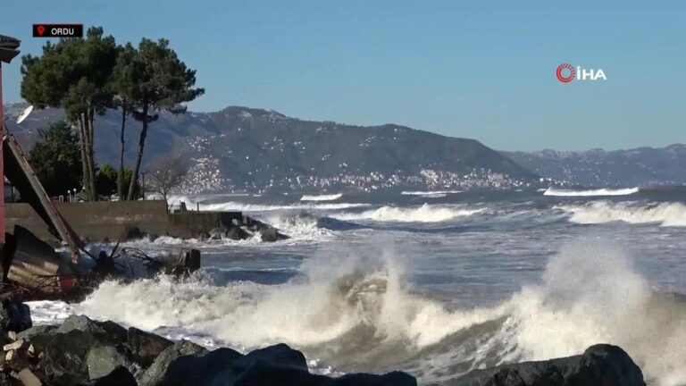 La tempête a frappé la mer Noire : des vagues géantes ont atteint les maisons et les routes