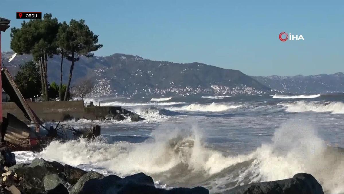 La tempête a frappé la mer Noire : des vagues géantes ont atteint les maisons et les routes