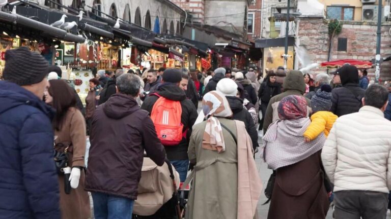 Un jour avant le nouvel an, intensité du shopping à Eminönü