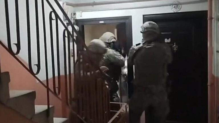 Opération contre un groupe du crime organisé : 96 personnes arrêtées