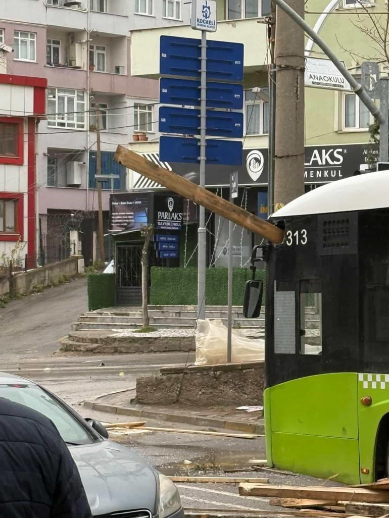 Lieu : Kocaeli Moments horribles : Il s'est détaché du toit et est resté coincé dans le bus