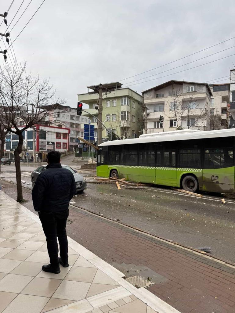 Lieu : Kocaeli Moments horribles : Il s'est détaché du toit et est resté coincé dans le bus