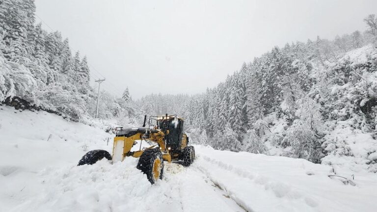 De fortes chutes de neige ont fermé 320 routes aux transports