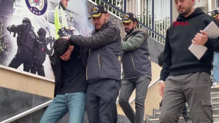 Ils se sont appelés et se sont escroqués comme la police et se sont dénoncés.