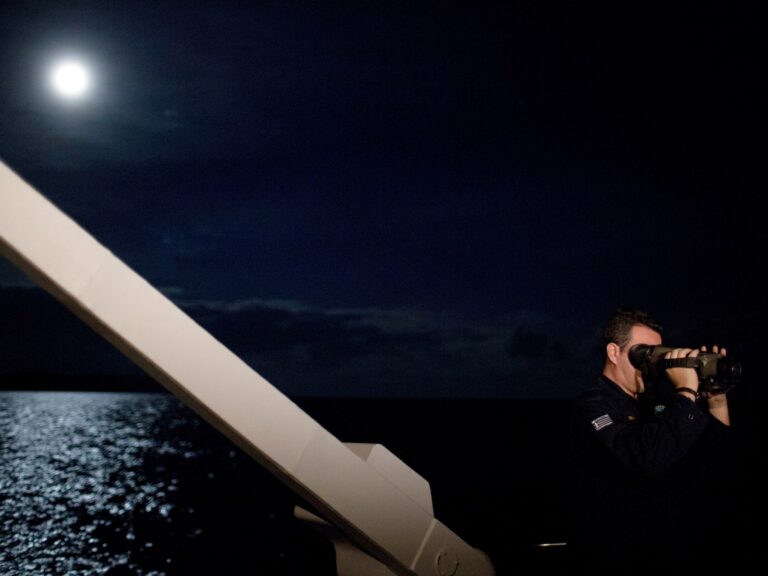 Collision entre un navire des garde-côtes grecs et un bateau de migrants fait au moins 14 morts