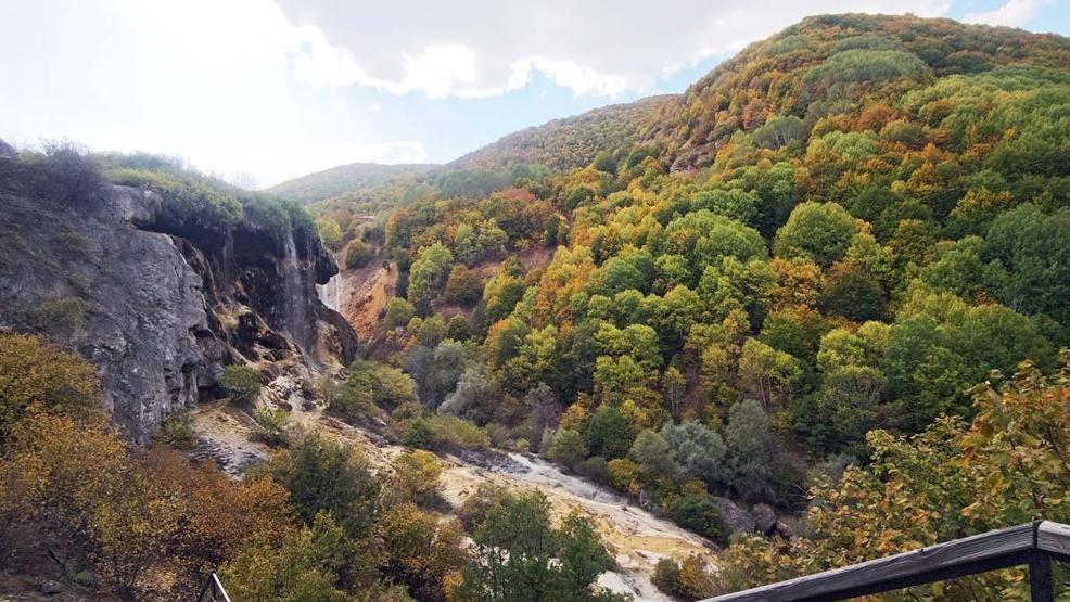 La cascade Dipsizgöl enchante par sa beauté automnale
