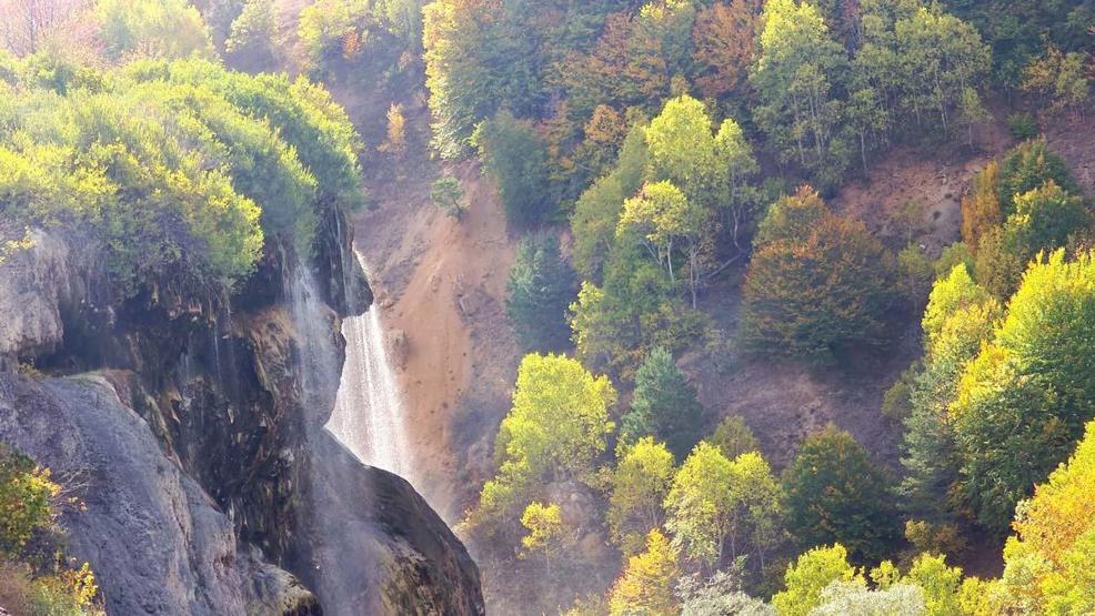 La cascade Dipsizgöl enchante par sa beauté automnale