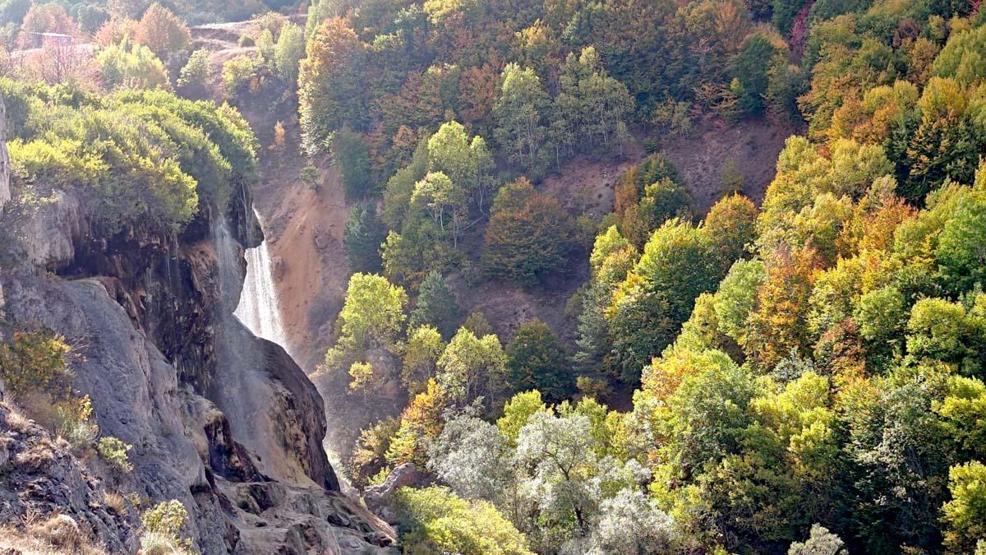 La cascade Dipsizgöl enchante par sa beauté automnale