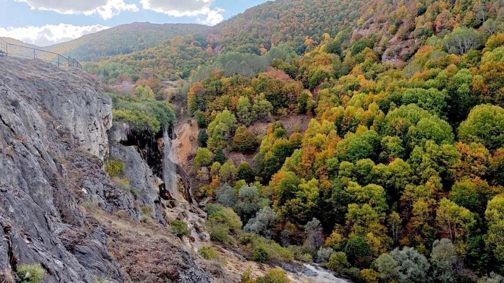 La cascade Dipsizgöl enchante par sa beauté automnale