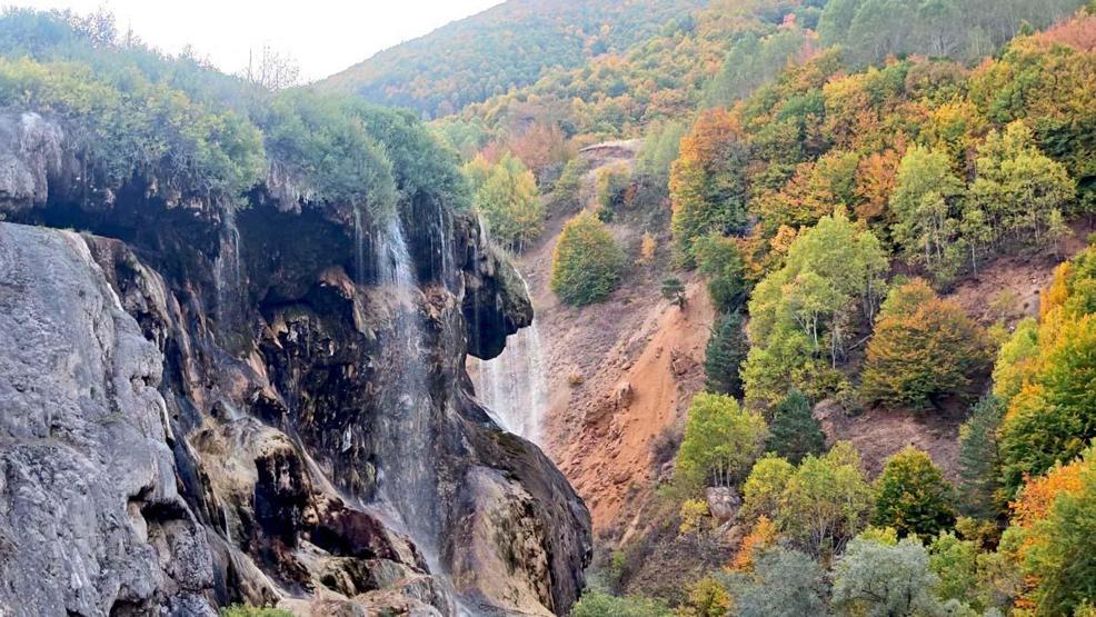 La cascade Dipsizgöl enchante par sa beauté automnale