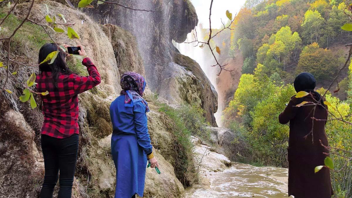 La cascade Dipsizgöl enchante par sa beauté automnale