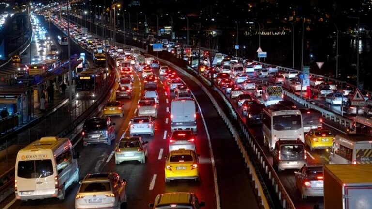 DERNIÈRES NOUVELLES : La densité du trafic à Istanbul a atteint 87 pour cent