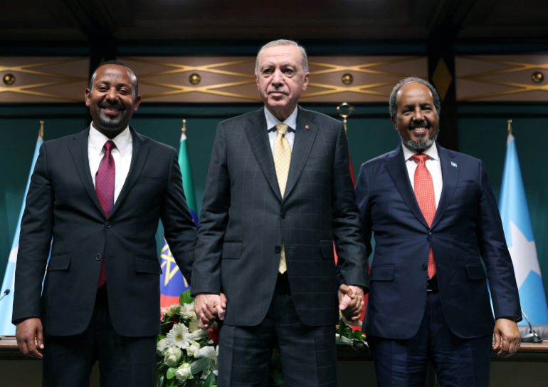Le président turc Tayyip Erdogan pose avec le président somalien Hassan Sheikh Mohamud et le Premier ministre éthiopien Abiy Ahmed à la suite d'une conférence de presse à Ankara, Turquie, le 11 décembre 2024. Murat Kula/Bureau de presse présidentiel/document via REUTERS ATTENTION AUX ÉDITEURS - CETTE PHOTO A ÉTÉ FOURNIE PAR UN TIERS. AUCUNE REVENTE. PAS D'ARCHIVES.
