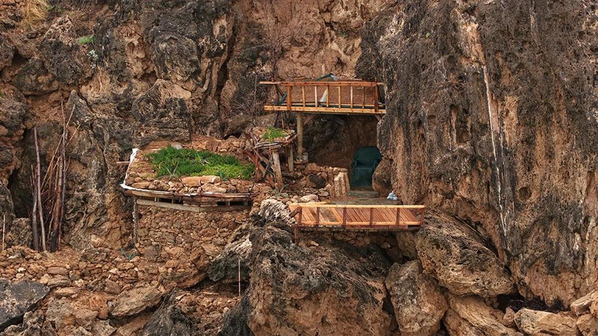 La vue qui fait abandonner à Antalya ! Cabane illégale sur falaises protégées : Béton coulé, douche et ascenseur