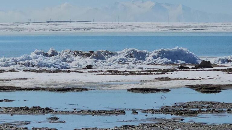 Phénomène naturel remarquable au lac Arin : Des mètres d’amas de glace se forment sur la plage