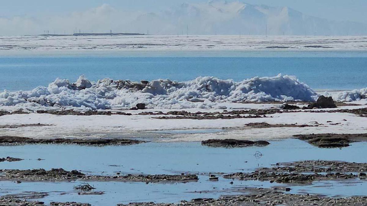 Phénomène naturel remarquable au lac Arin : Des mètres d’amas de glace se forment sur la plage