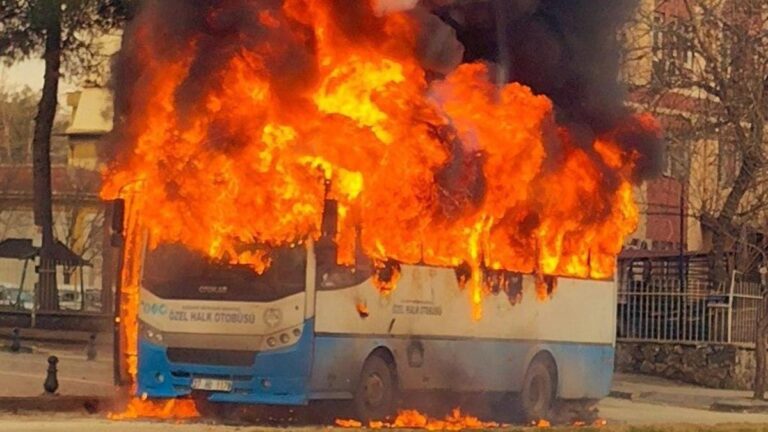 Un bus public qui circulait a pris feu