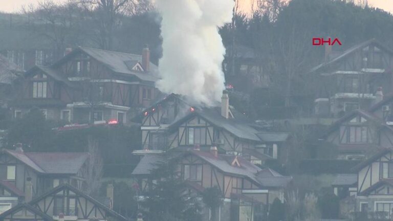 Une villa de luxe à Beykoz, Istanbul, a pris feu