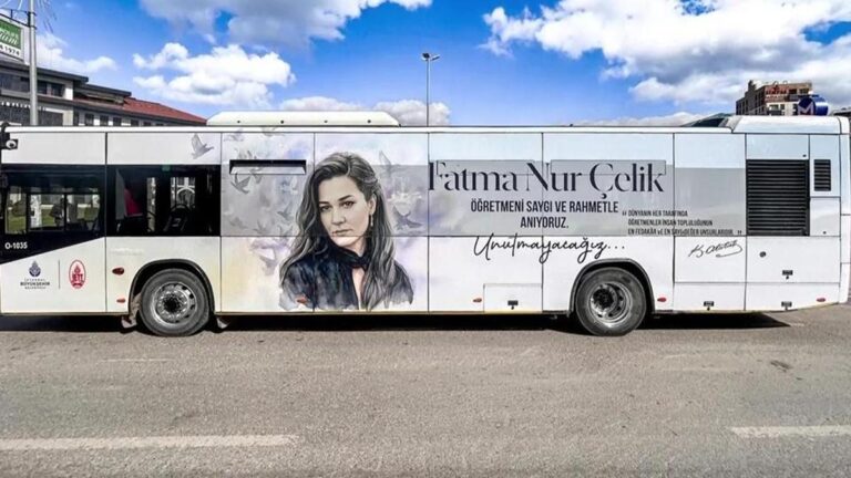 Bus souvenir pour l'enseignante Fatma Nur de l'IETT