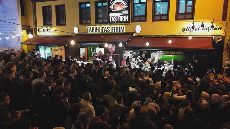 File d'attente Sahur à Bursa : des centaines de personnes se sont réunies sur la place historique Abdal