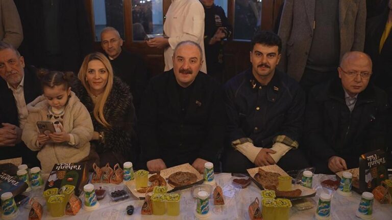 File d'attente Sahur à Bursa : des centaines de personnes se sont réunies sur la place historique Abdal