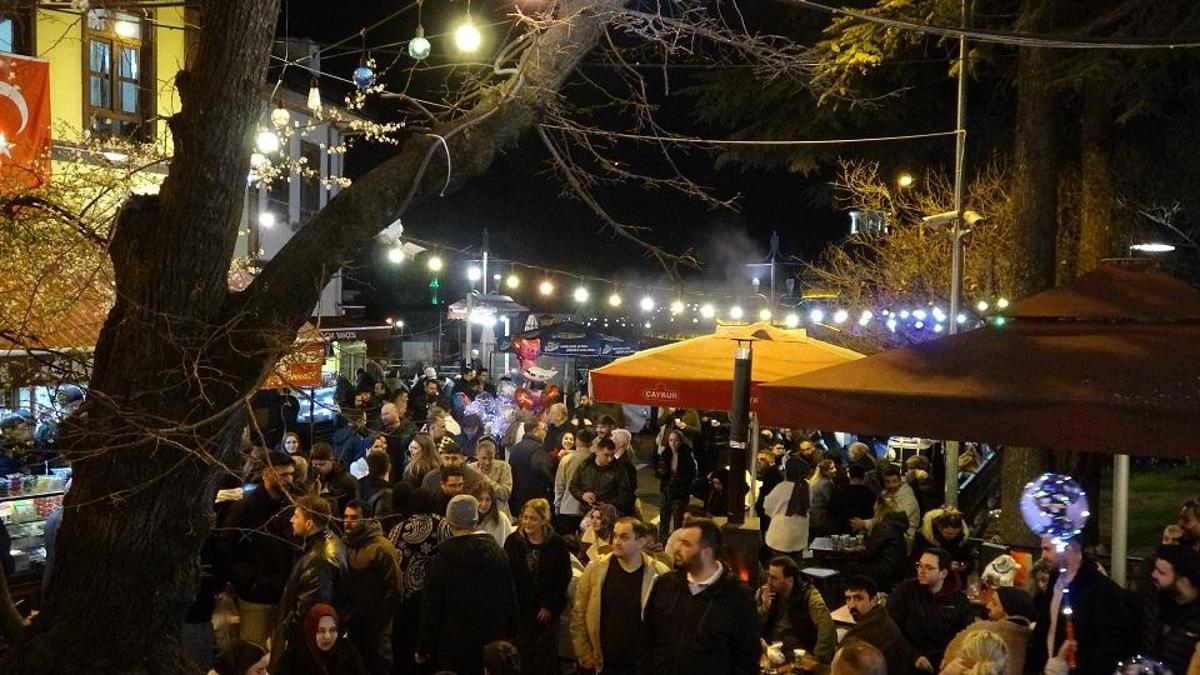 File d'attente Sahur à Bursa : des centaines de personnes se sont réunies sur la place historique Abdal