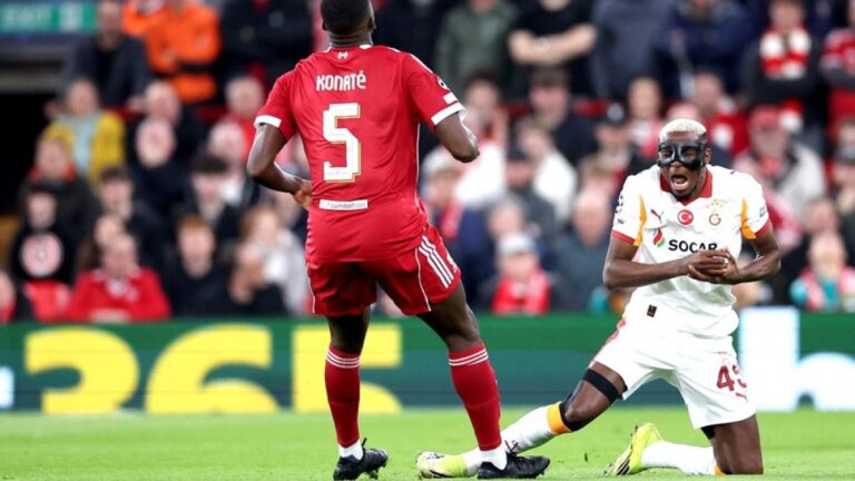 Le Nigérian Osimhen a tenté de défier son bras cassé lors de la défaite de Galatasaray à Liverpool
