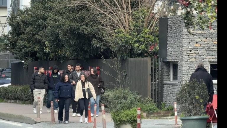 Défense qui vous a fait abandonner dans le combat sanglant à l'université ! Poignardé dans une issue de secours